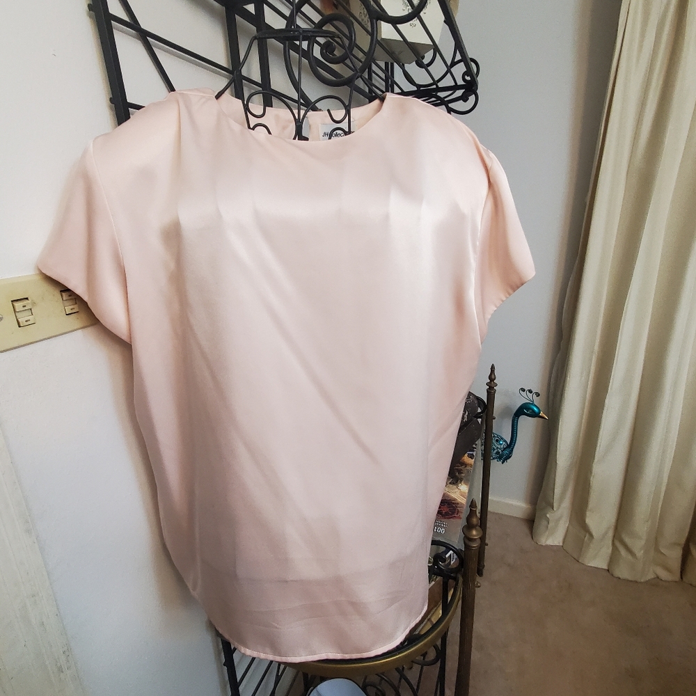 Womens short sleeve tip by JH Collectibles in a size 16UK. Light pink